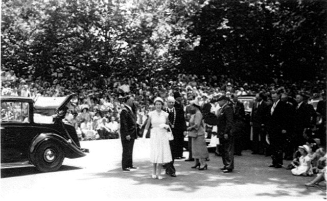 Queen Elizabeth arriving at Cambridge Town Hall, 1 Jan 1954 Source: Vic Butler 2958/24/71